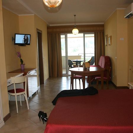 Residence Miralago Rooms & Apartments Манерба-дель-Гарда Экстерьер фото