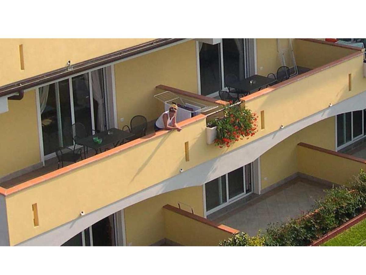 Residence Miralago Rooms & Apartments Манерба-дель-Гарда Экстерьер фото