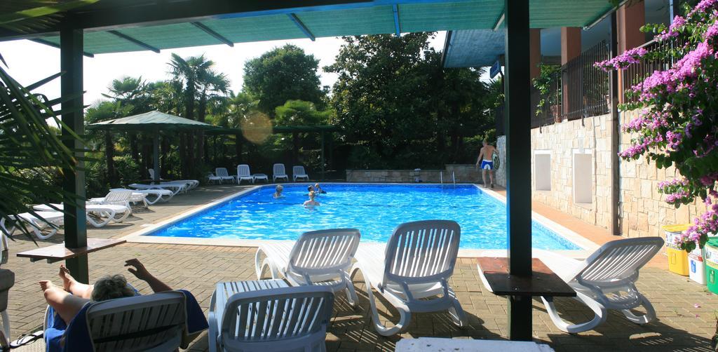 Residence Miralago Rooms & Apartments Манерба-дель-Гарда Экстерьер фото