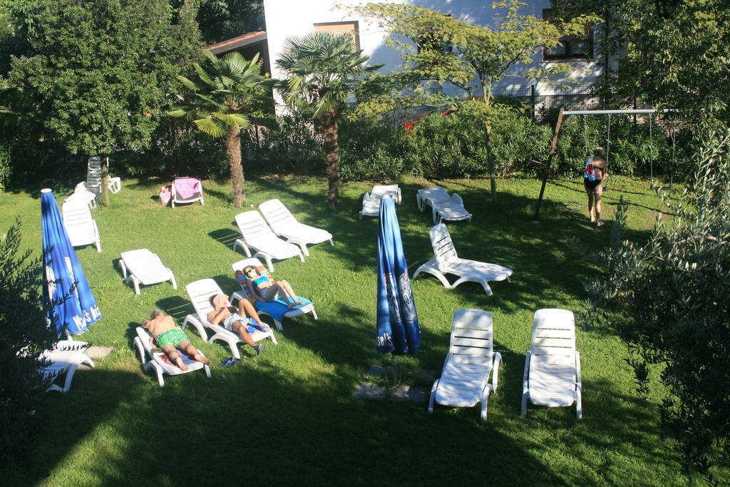 Residence Miralago Rooms & Apartments Манерба-дель-Гарда Экстерьер фото
