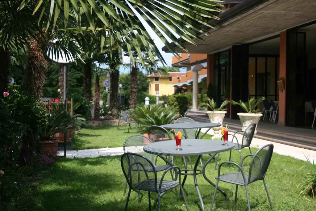 Residence Miralago Rooms & Apartments Манерба-дель-Гарда Экстерьер фото