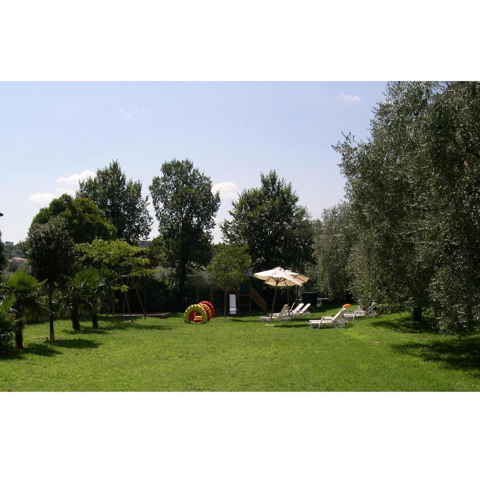 Residence Miralago Rooms & Apartments Манерба-дель-Гарда Экстерьер фото
