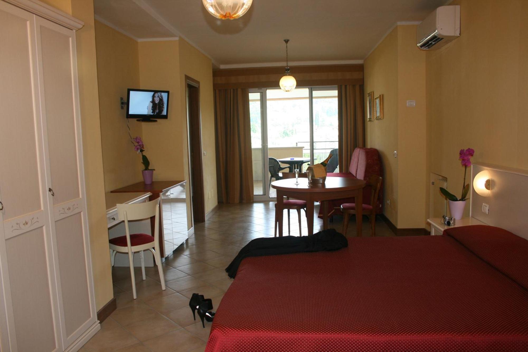 Residence Miralago Rooms & Apartments Манерба-дель-Гарда Экстерьер фото