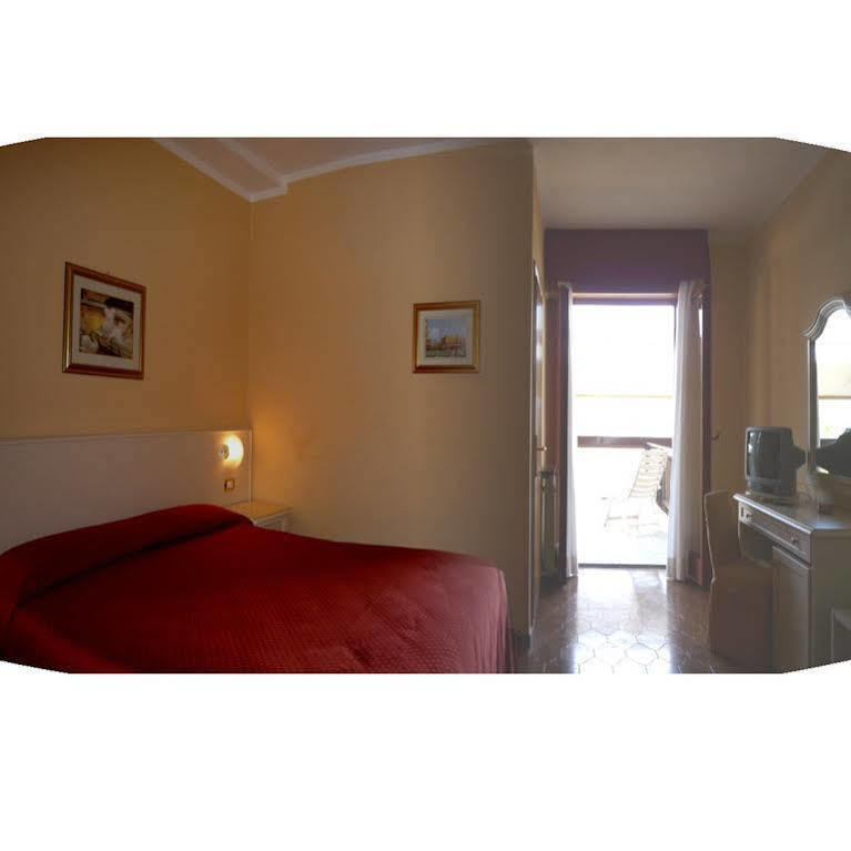 Residence Miralago Rooms & Apartments Манерба-дель-Гарда Экстерьер фото