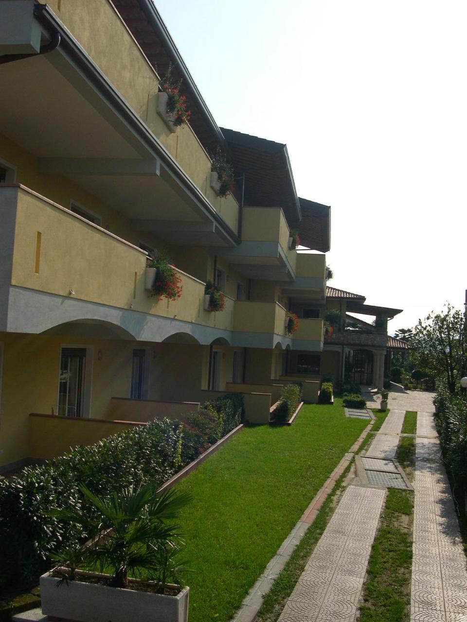 Residence Miralago Rooms & Apartments Манерба-дель-Гарда Экстерьер фото