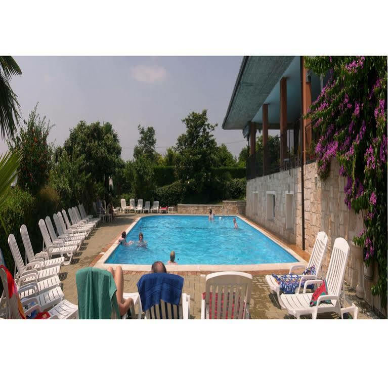 Residence Miralago Rooms & Apartments Манерба-дель-Гарда Экстерьер фото